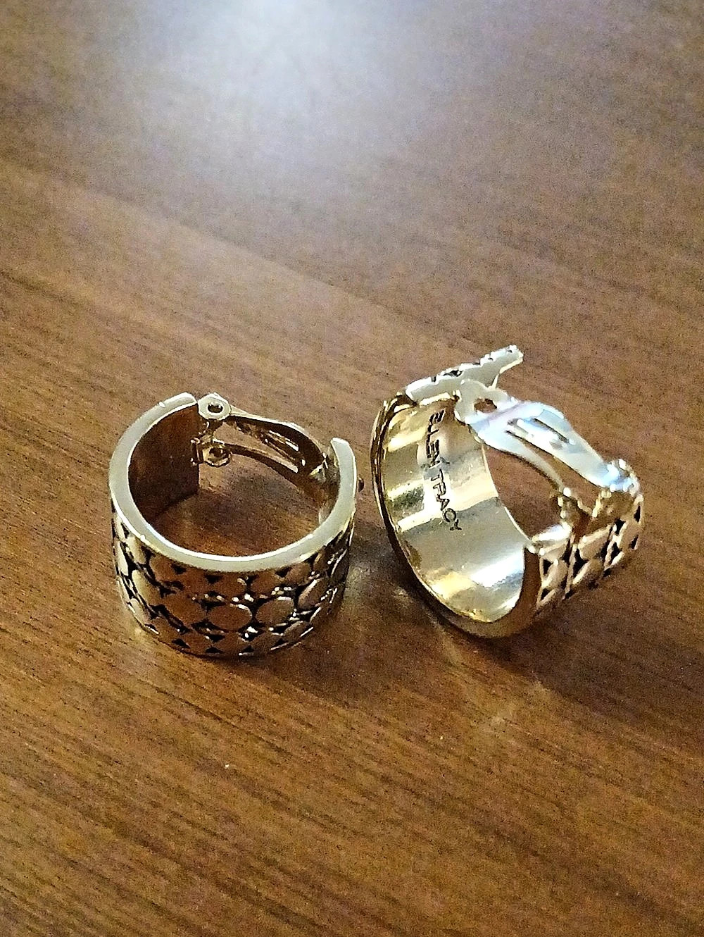 Vintage Ellen Tracy Textured Gold-Tone Hoop Clip On Earrings